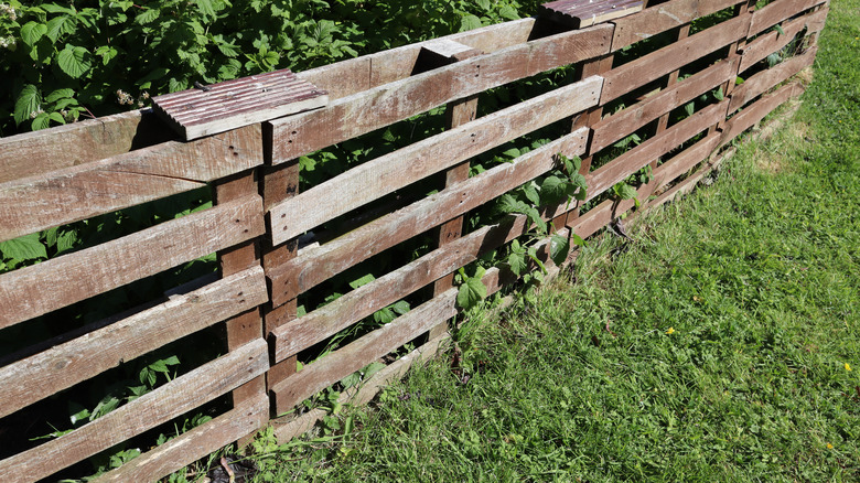 fence made out of pallets