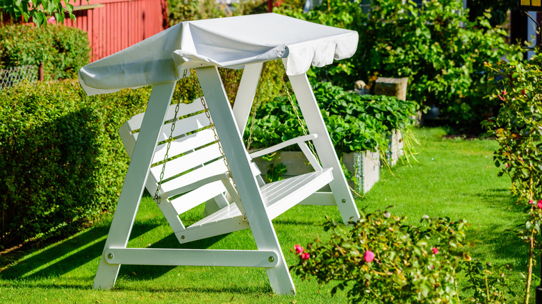 white pallet swing with roof