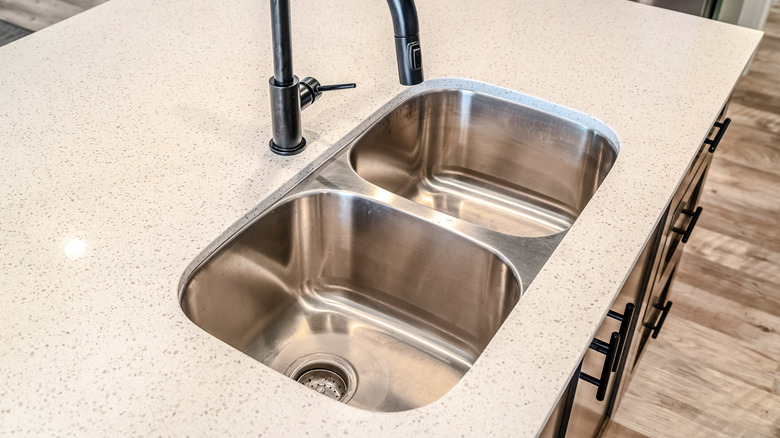 Rounded divided sink basin