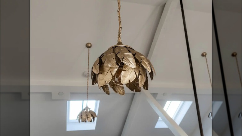 Leaf-shaped pendant lights