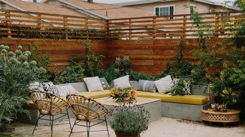 Wood horizontal fence with different slats around seating area