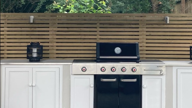 Horizontal fence behind outdoor kitchen counter