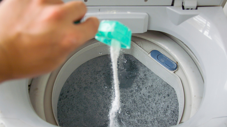 Adding baking soda to laundry