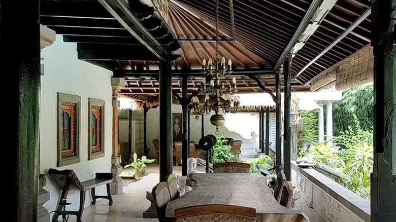 Open-air Balinese dining room 