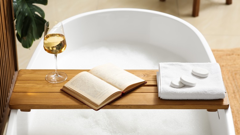 https://www.housedigest.com/img/gallery/25-bath-trays-that-will-make-your-space-feel-like-a-spa/intro-1669740335.jpg
