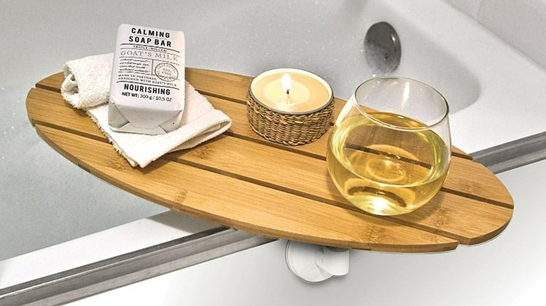 Swiveling oval bath tray