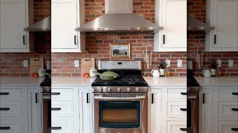 Red brick kitchen backsplash