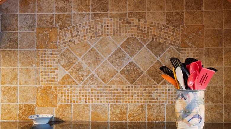 Patterned brick backsplash 