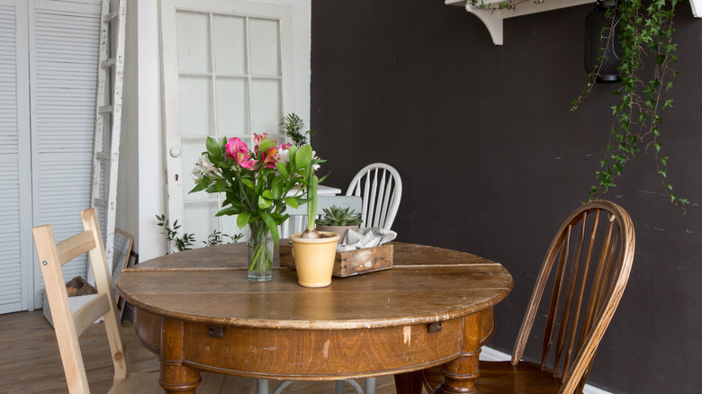 Cottage style breakfast nook