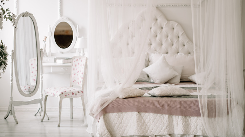 tufted bed with canopy 