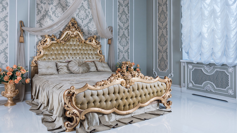 royal bed with canopy 