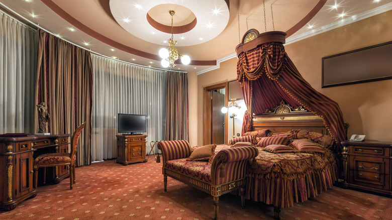 canopy bed in hotel room 