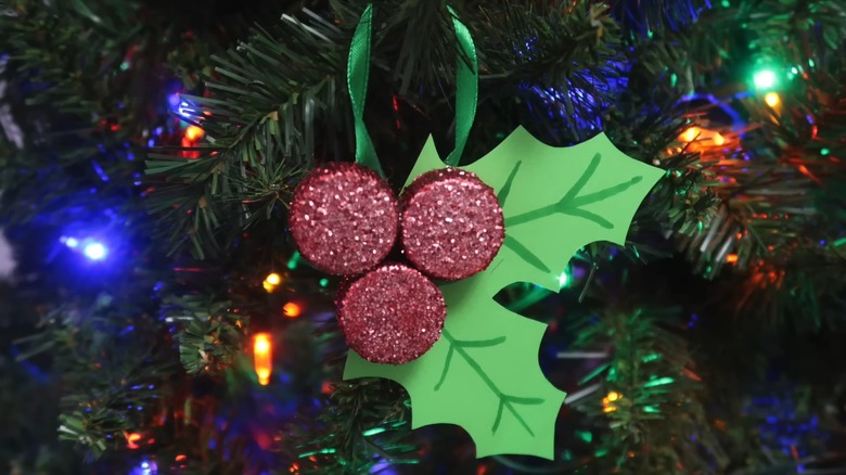 Holly Christmas tree ornament using bottle caps