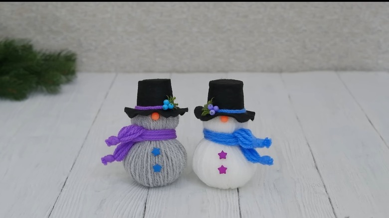 Snow men made of foil paper and yarn