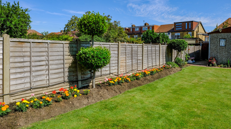 Flower bed with pattern