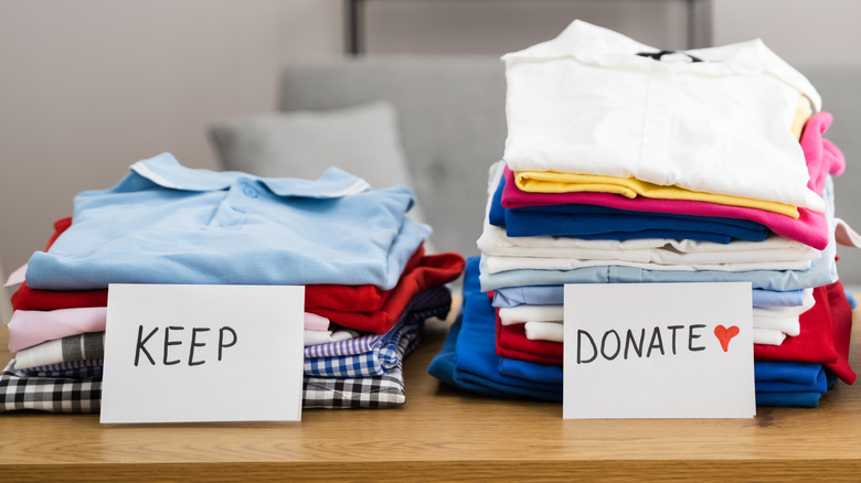 clothes labeled keep and donate