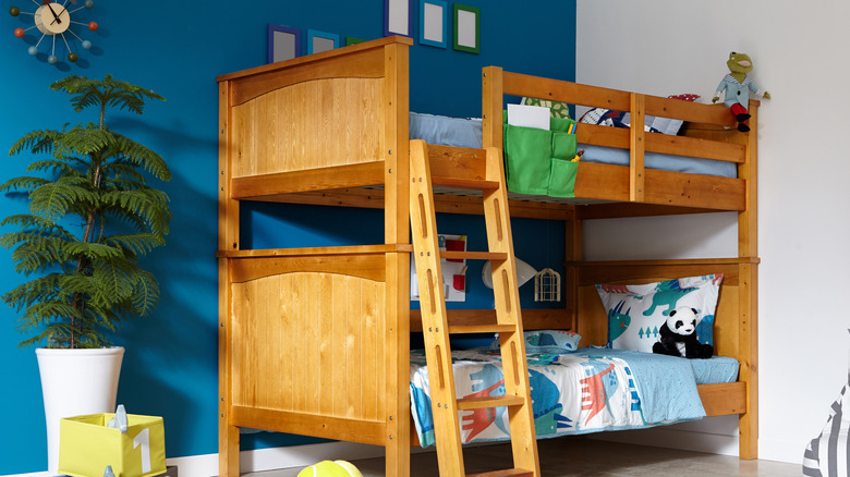 wood bunk bed 