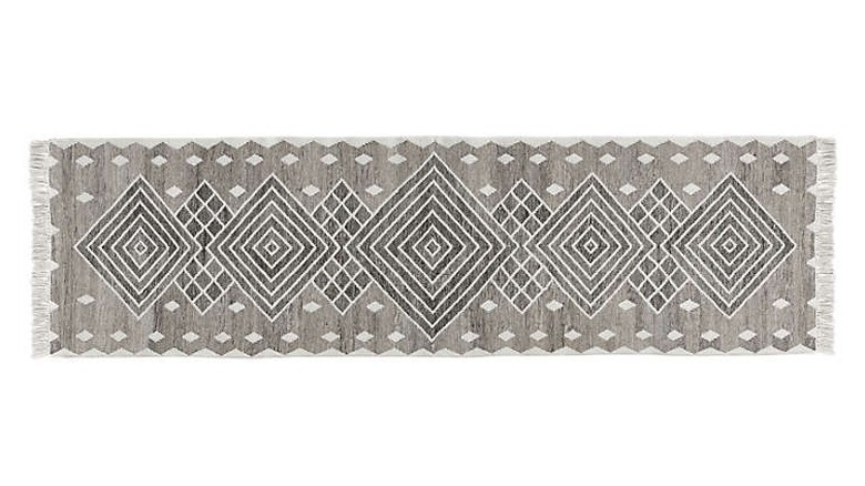 Diamond patterned runner rug