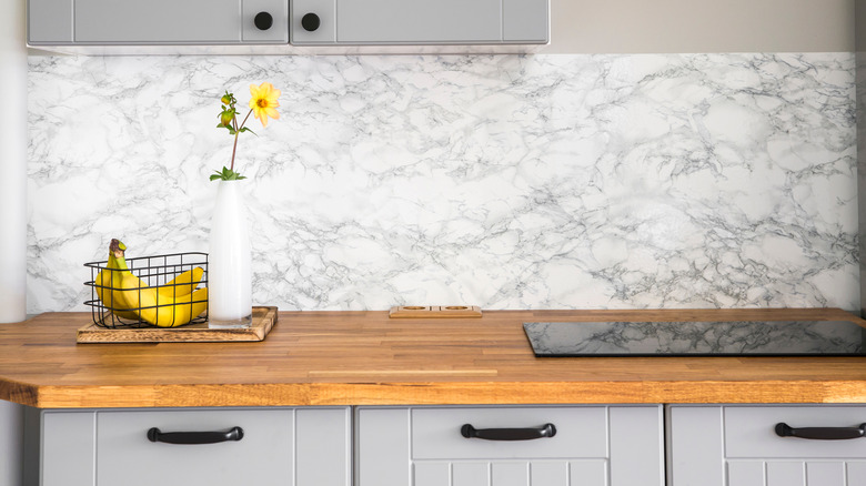 Veiny marble kitchen backsplash