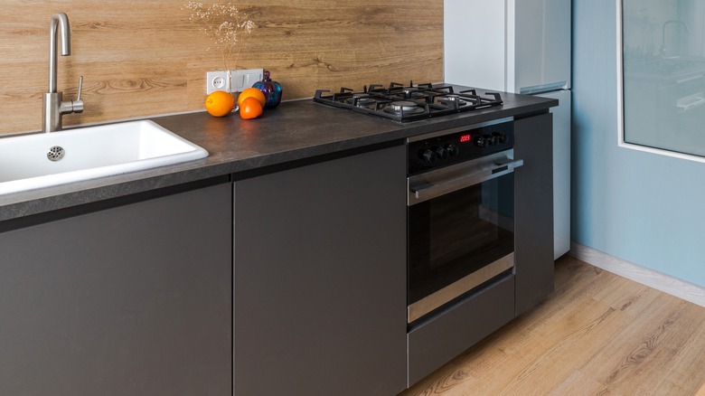 Kitchen with handle-free lower cabinets