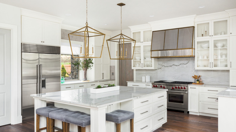 Pendant lights hand in kitchen