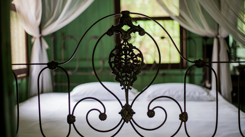canopy iron bed 