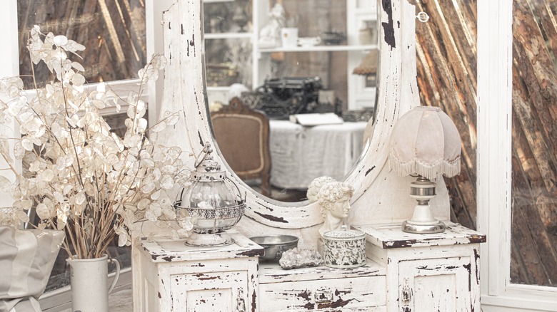 accessorize a shabby chic bedroom 