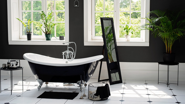 Black clawfoot tub