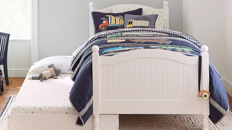 white rounded posts trundle bed