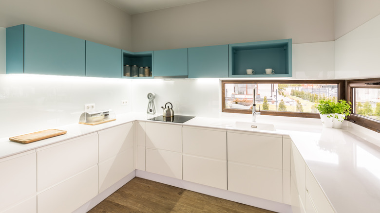 Low profile U-shaped kitchen