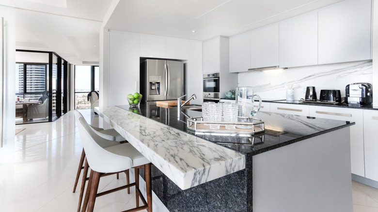 Monochrome marble U-shaped kitchen