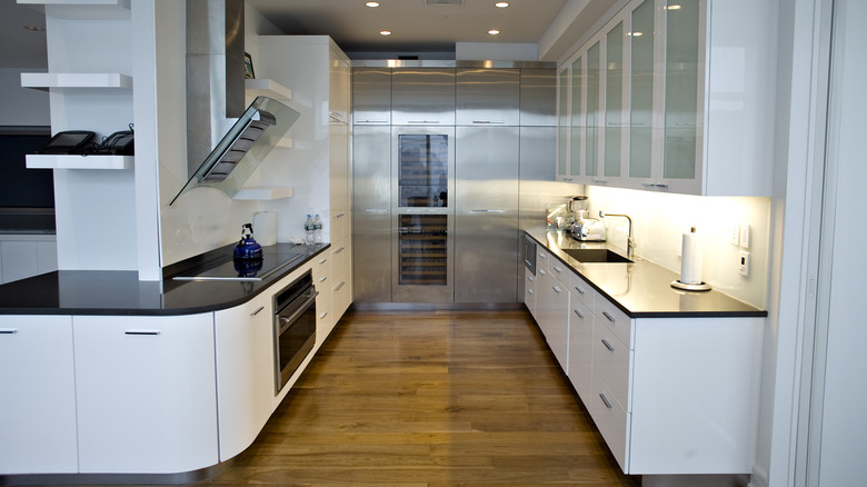 Modern U-shaped kitchen