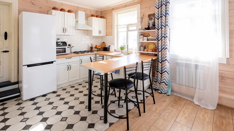 Trendy U-shaped kitchen