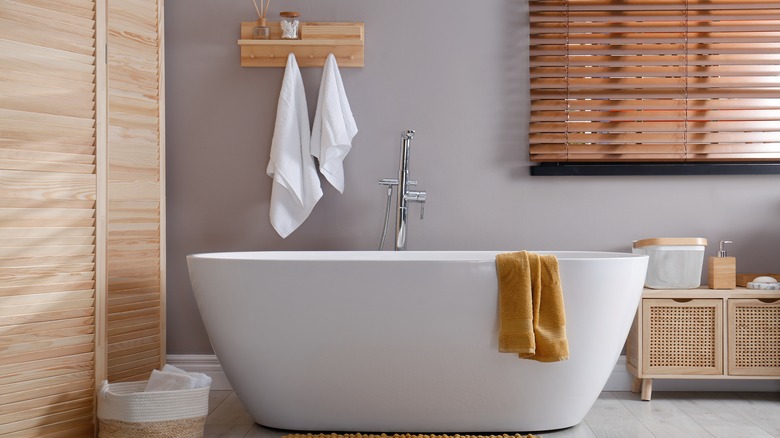 wooden hooks behind bathtub