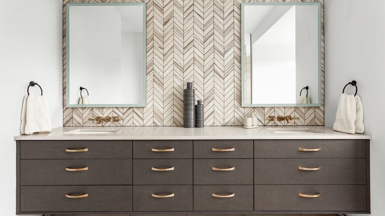 tan tiles behind vanity