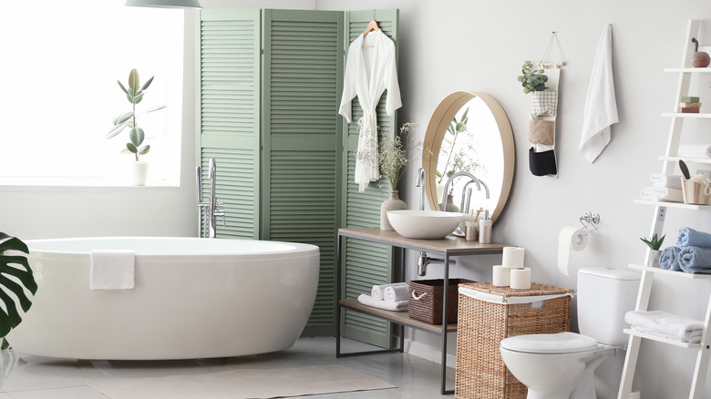 green foldable wall behind bathtub