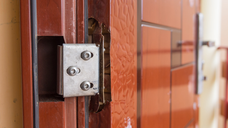 broken door hinge