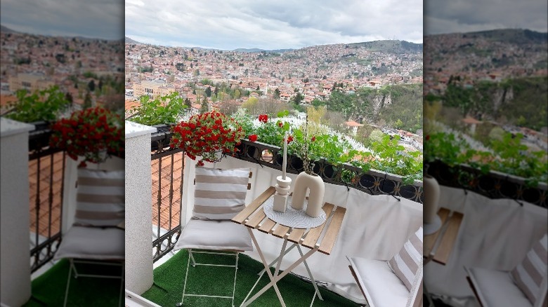 Mediterranean balcony with astroturf