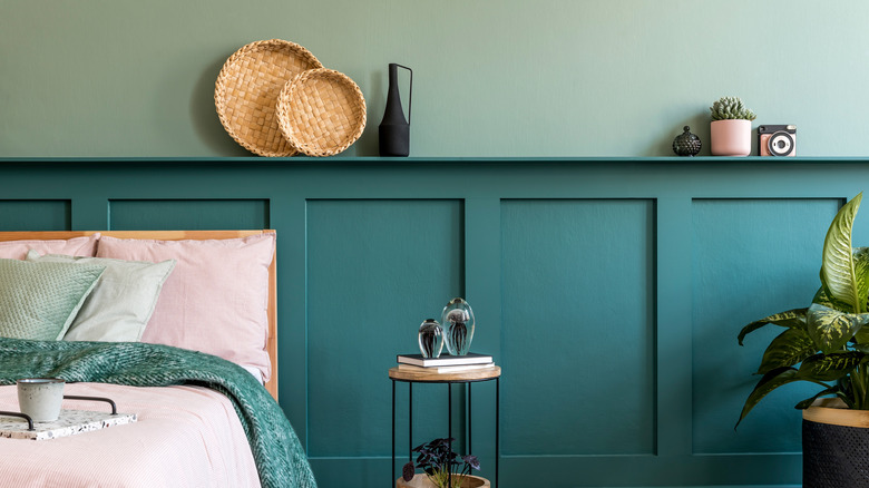 Bedroom with two shades of turquoise 