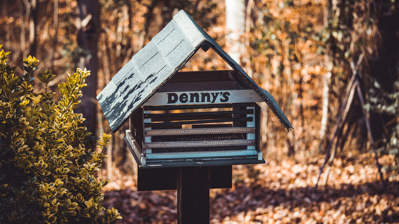 A birdhouse modeled after Dennys