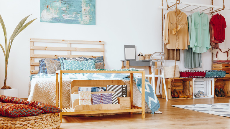 clothing rack bedroom 