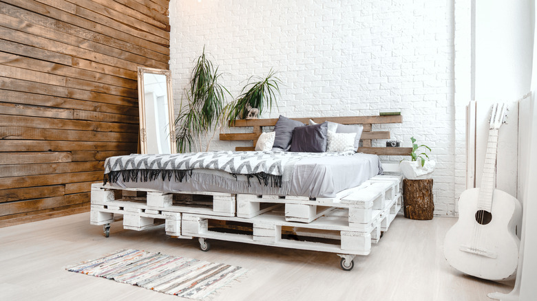 white pallet bed 