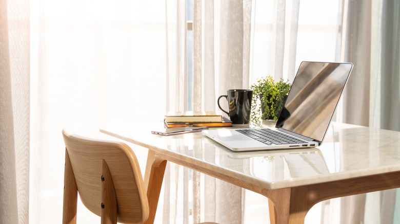 shining desk 