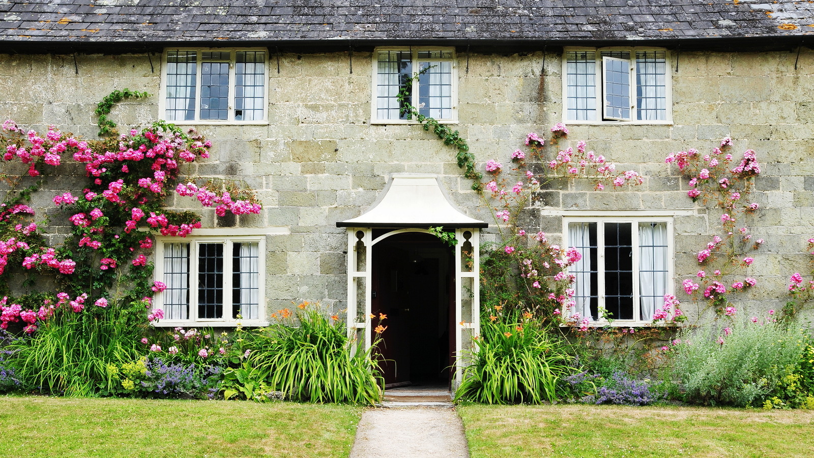 English Cottage Architecture: History and 8 Common Styles