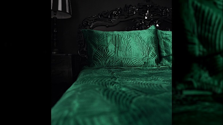 Leaf patterned green bedspread 