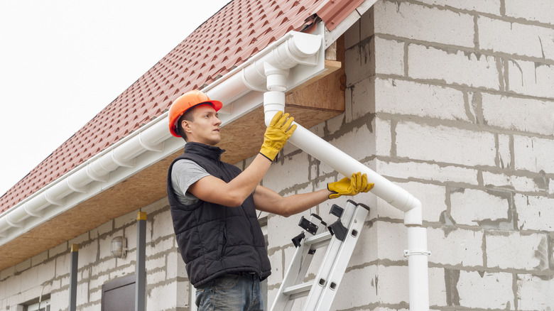 mean cleaning gutter