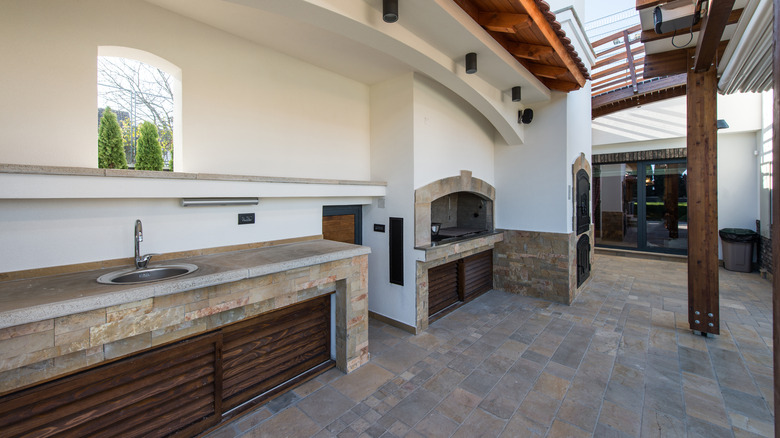 outdoor kitchen 