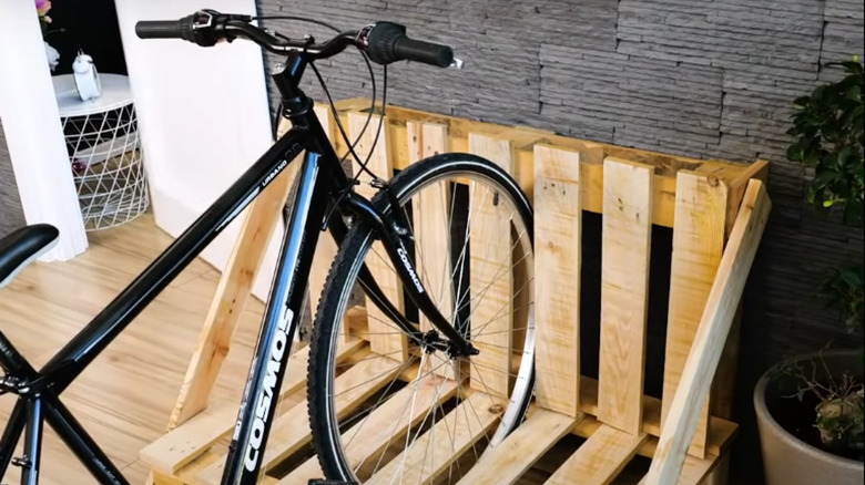Wood pallet bike rack