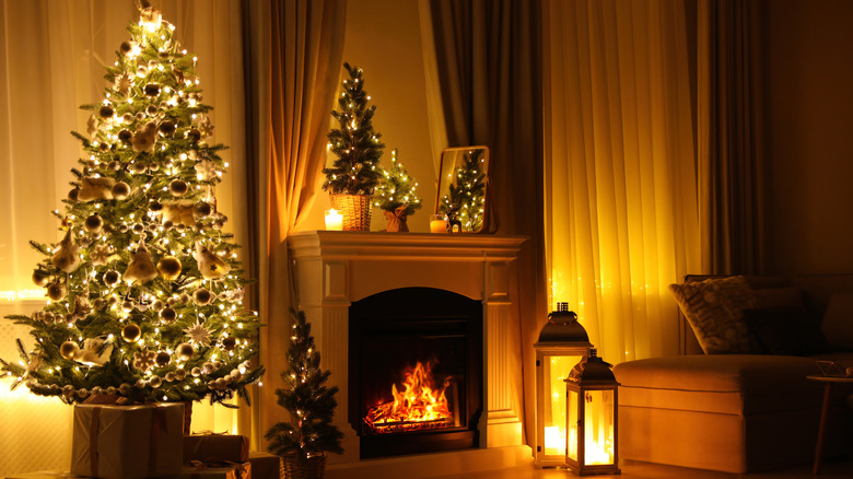 Seasonally decorated livingroom