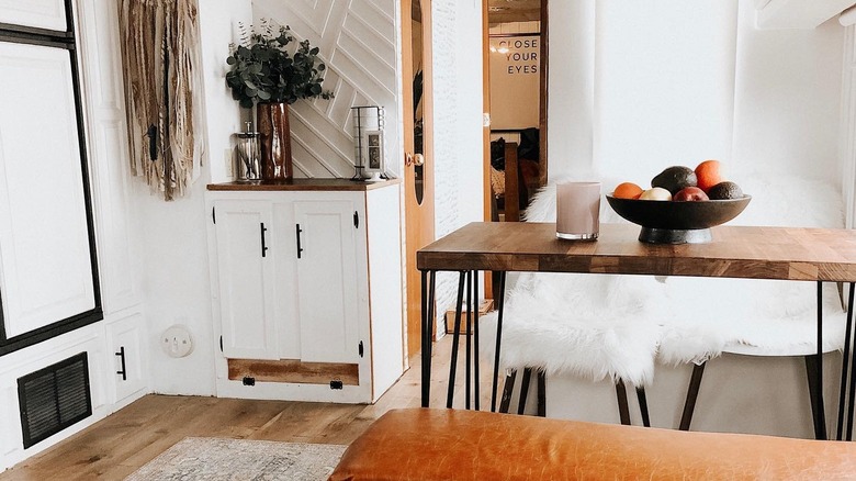 Tiny preppy chic living room